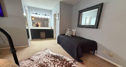 Poolside Retreat • Sleeps 9 • Family Getaway