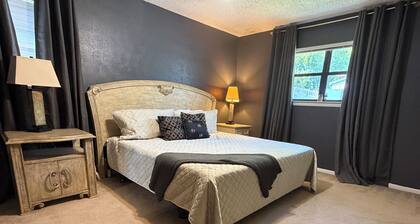 Poolside Retreat • Sleeps 9 • Family Getaway