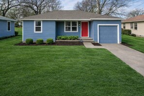 Exterior - Charming 3BR Bungalow Sleeps 8 (Muenster)