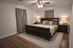 Room - Charming 3BR Bungalow Sleeps 8 (Muenster)