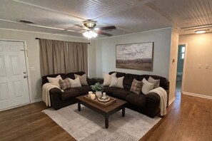 Living area - Charming 3BR Bungalow Sleeps 8 (Muenster)