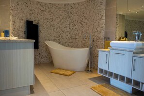 Villa, 3 Bedrooms, Smoking, Private Pool | Bathroom
