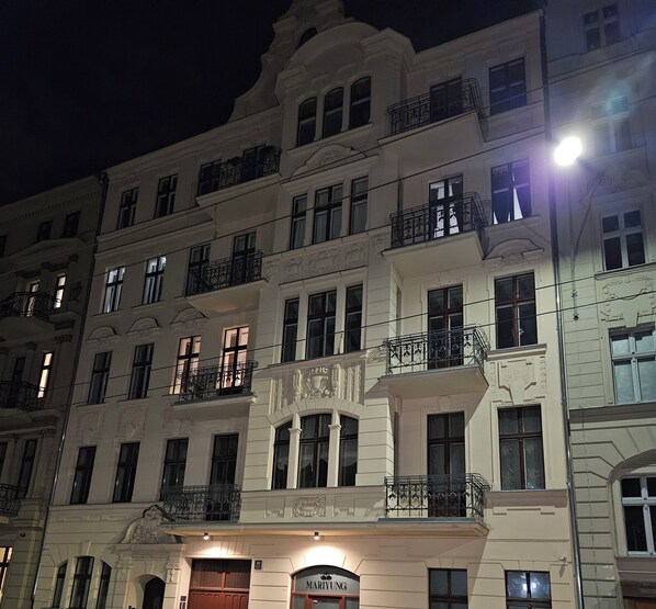 Ein mehrstöckiges Gebäude mit Balkonen und großen Fenstern, mit einem Schild, auf dem 'MARION' steht.