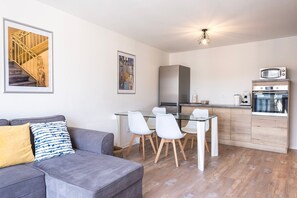 Interior - Charming 1-Bedroom Apartment with Balcony & Wi-Fi – Bagnères de Bigorre (Bagnères-de-Bigorre)