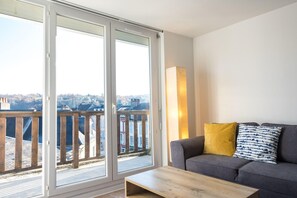 TV - Charming 1-Bedroom Apartment with Balcony & Wi-Fi – Bagnères de Bigorre (Bagnères-de-Bigorre)