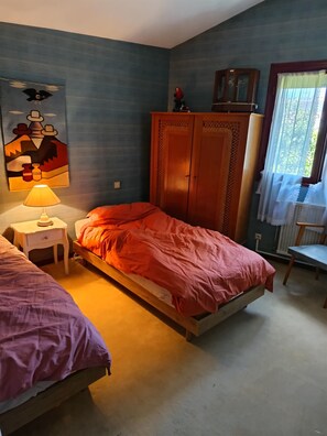 3 chambres, fer et planche à repasser, Wi-Fi, draps fournis