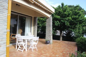 Outdoor dining - Vrbo Property (Canet-en-Roussillon)