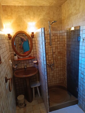 Douche, sèche-cheveux, bidet, serviettes fournies