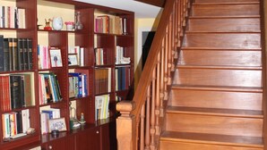 A wooden staircase with a bookcase on the left. - Large villa with garden / 6 persons / 300 m from the sea (Canet-en-Roussillon)