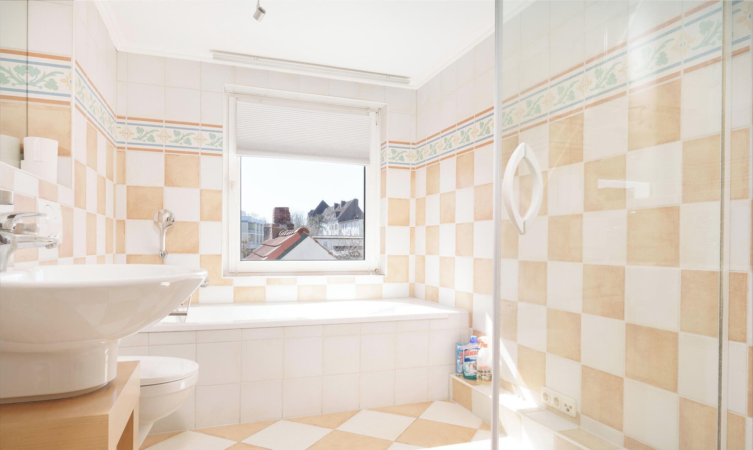 Un bagno con vasca, servizi igienici e lavandino.