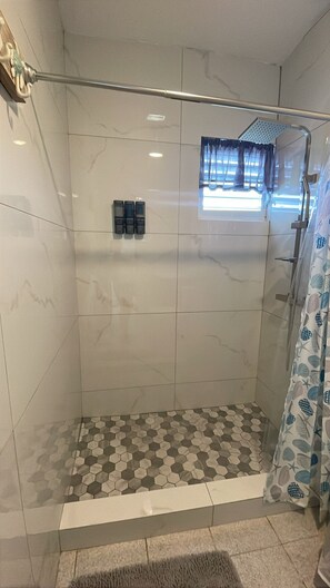 提供毛巾、番梘、洗頭水、廁紙