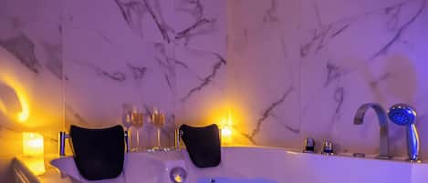 Douche, baignoire Ă jets, sĂšche-cheveux, serviettes fournies
