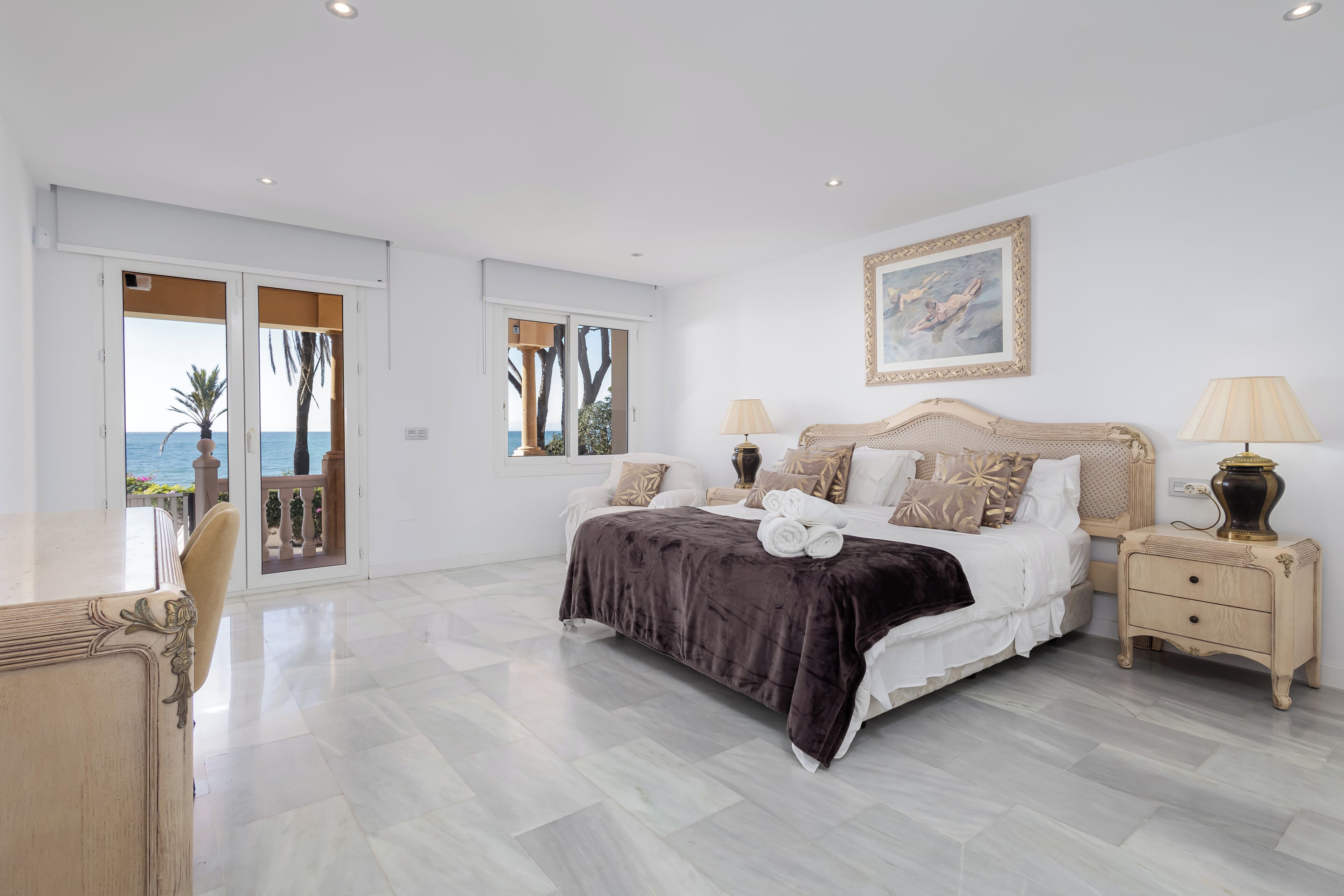 5 bedrooms, iron/ironing board, WiFi, bed sheets
