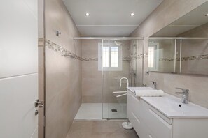 Douche, sèche-cheveux, bidet, serviettes fournies