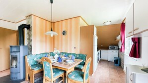 Una cocina compacta con estufa, fregadero y microondas.