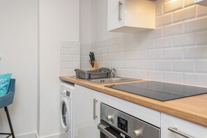 Fridge, microwave, electric kettle, toaster - Thornhill House by Guestz (Chester)