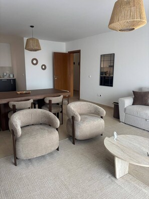 Departamento, 2 habitaciones, balcón, vista al jardín | Área de sala de estar | Libros 