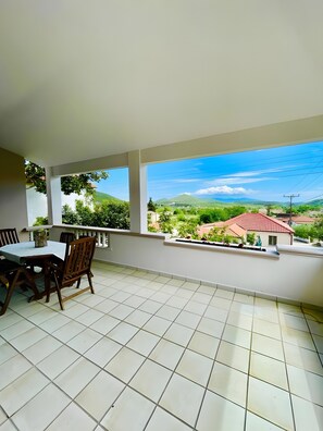 Outdoor dining - Villa Violetta Country House with Mountain View, Private Balcony and Garden (Kavala)