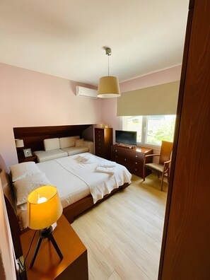 4 bedrooms, iron/ironing board, WiFi, bed sheets