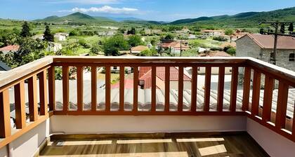 Villa Violetta Country House with Mountain View, Private Balcony and Garden