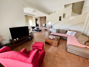 TV, fireplace