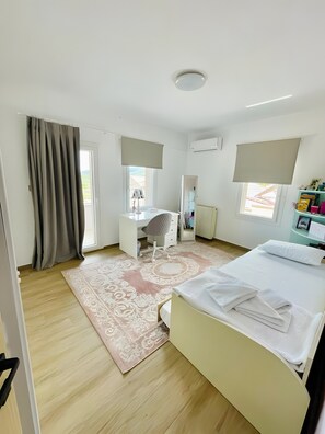 Room - Villa Violetta Country House with Mountain View, Private Balcony and Garden (Kavala)