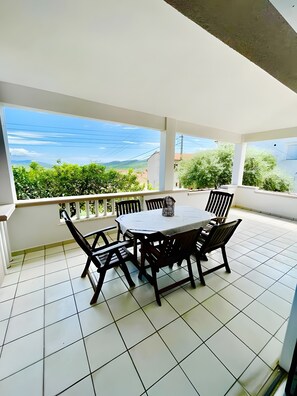 Outdoor dining - Villa Violetta Country House with Mountain View, Private Balcony and Garden (Kavala)