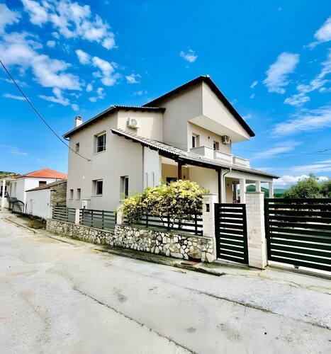Villa Violetta Country House with Mountain View, Private Balcony and Garden