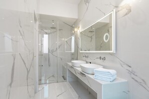 Shower, bidet, towels, toilet paper - In the enchanting setting of the Trevi Fountain, in the heart of the historic center of Rome, this splendid apartment has just been renovated, located on the fourth floor with lift. The property is spread over 200 square meters and consists of a large li (roma)