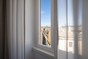 Interior - In the enchanting setting of the Trevi Fountain, in the heart of the historic center of Rome, this splendid apartment has just been renovated, located on the fourth floor with lift. The property is spread over 200 square meters and consists of a large li (roma)