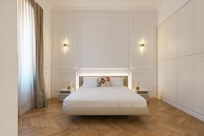 3 bedrooms, iron/ironing board, travel cot - In the enchanting setting of the Trevi Fountain, in the heart of the historic center of Rome, this splendid apartment has just been renovated, located on the fourth floor with lift. The property is spread over 200 square meters and consists of a large li (roma)