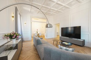 Living area - In the enchanting setting of the Trevi Fountain, in the heart of the historic center of Rome, this splendid apartment has just been renovated, located on the fourth floor with lift. The property is spread over 200 square meters and consists of a large li (roma)
