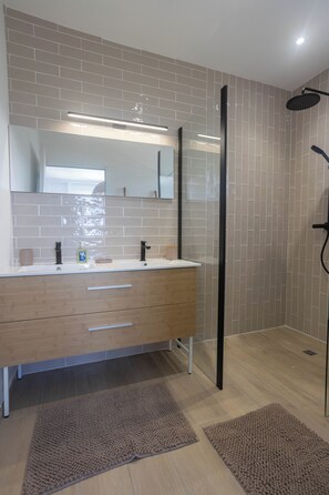 Bathroom - Vrbo Property (Sainte-Luce)