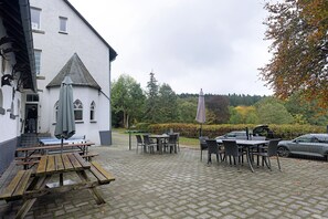 Outdoor dining - Jagdschloss Siedlinghausen: 3 Apartments for up to 16 Guests (Winterberg)