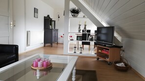 TV, lareira, mesa de pingue-pongue