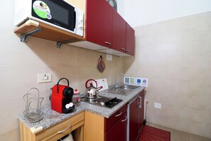 Refrigerador, microondas, placa de cocina, cafetera/tetera