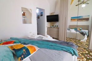1 habitación, tabla de planchar con plancha y cuna de viaje 