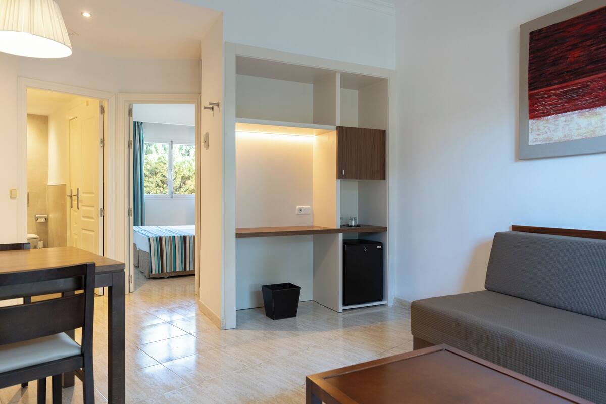 Family Room | Minibar, WiFi (free), bed sheets