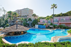 Piscina externa sazonal, guarda-sóis, espreguiçadeiras