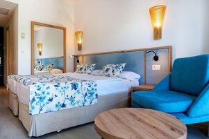 Minibar, wifi gratis y ropa de cama