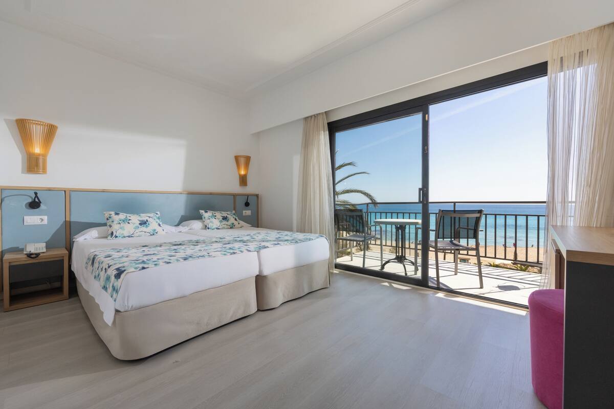 Double Room | Minibar, WiFi (free), bed sheets