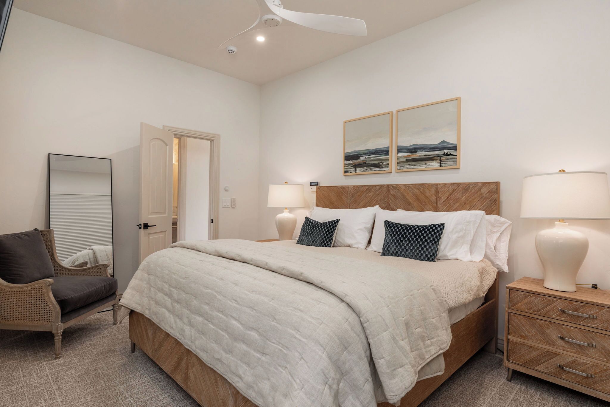 5 bedrooms, desk, free WiFi, bed sheets