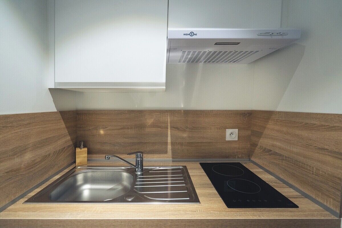 Frigorífico, microondas, placa de cocina y cafetera o tetera