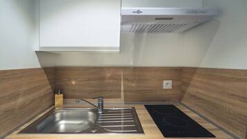 Frigorífico, microondas, placa de cocina y cafetera o tetera
