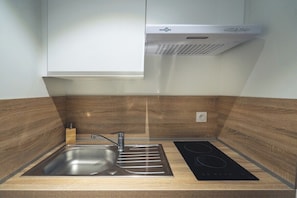 Kühlschrank, Mikrowelle, Herdplatte, Wasserkocher mit Kaffee-/Teezubehör