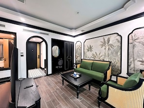 Desk, laptop workspace, soundproofing, iron/ironing board - MT Collection Legacy Hotel Ninh Binh (Ninh Binh)