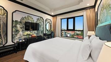 Habitación Deluxe, vistas a la ciudad | Minibar, escritorio, espacio para trabajar con un portátil