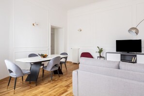 Living area - This beautiful apartment is located at Largo di Pietro Brazza 26, on the fourth floor. It is very bright and features two bedrooms, one of which has an en-suite bathroom. The spacious living room, an additional bathroom, and a fully equipped kitchen with (Roma)