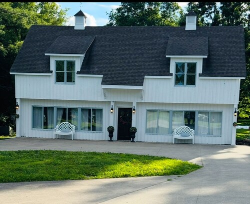 Charming 1-bedroom country house on a 15 acre estate with a private driveway-