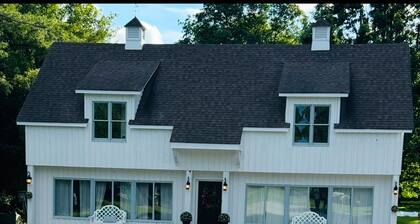 Charming 1-bedroom country house on a 15 acre estate with a private driveway-